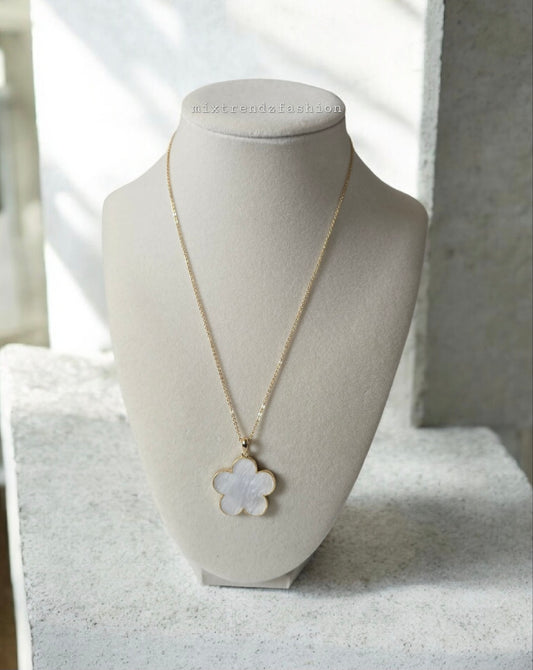 Pearl White Flower Necklace