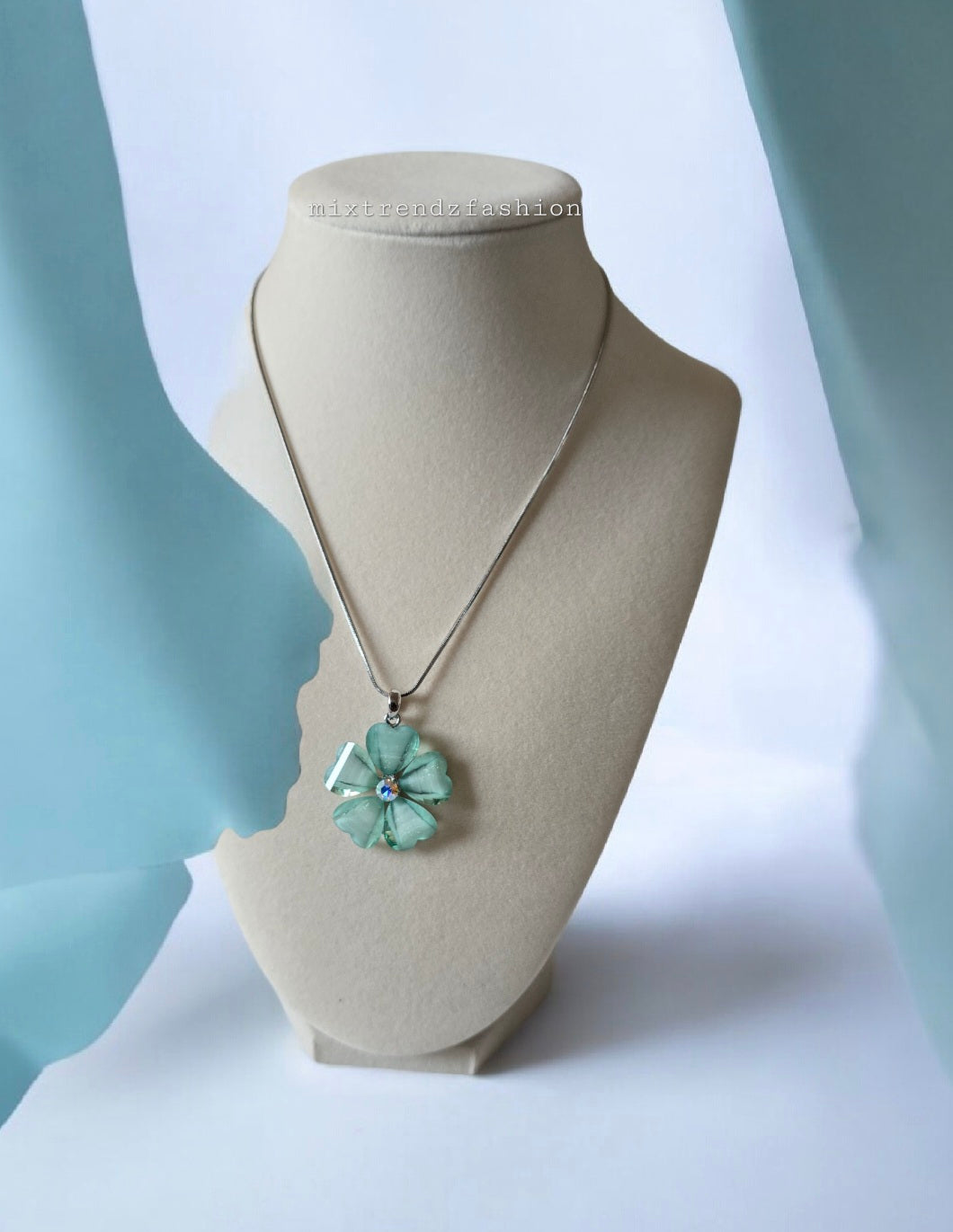 Green Periwinkle Necklace